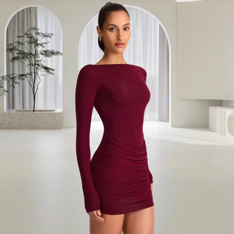 Kvinne figurvennlig mini kjole med off-the-shoulder design og elegant draping