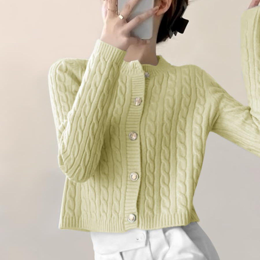 Kvinnens chunky strikk cardigan med knappeåpning og vakkert kabelmønster Skjora