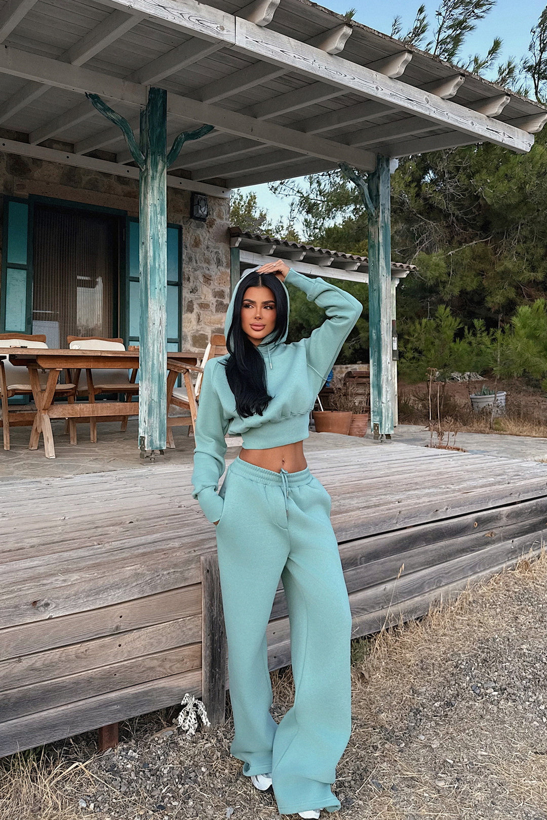 Dame kort hoodie og løse joggebukser i avslappet design Skjora