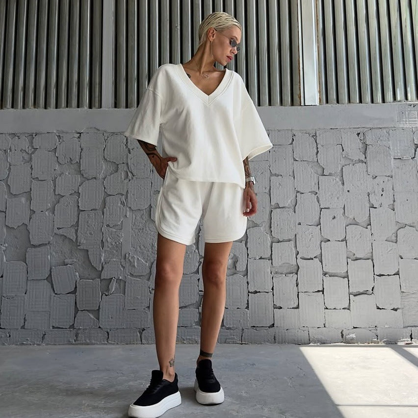 Kvinne casual sportsett med oversized topp og komfortable shorts
