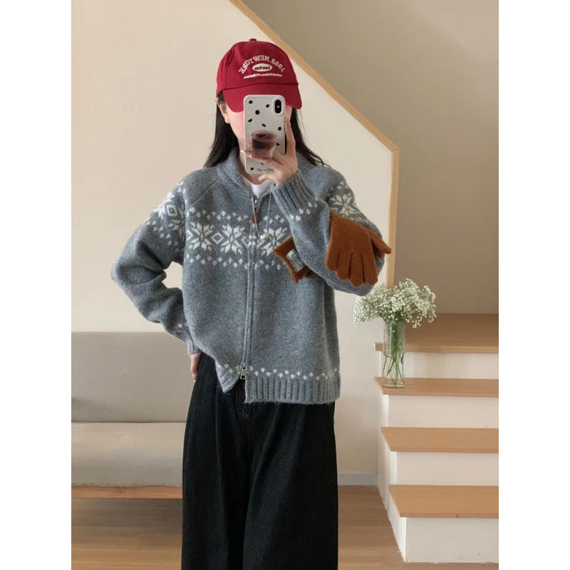 Kvinne cardigan med tradisjonelt norsk mønster og elegante glidelåsdetaljer Skjora