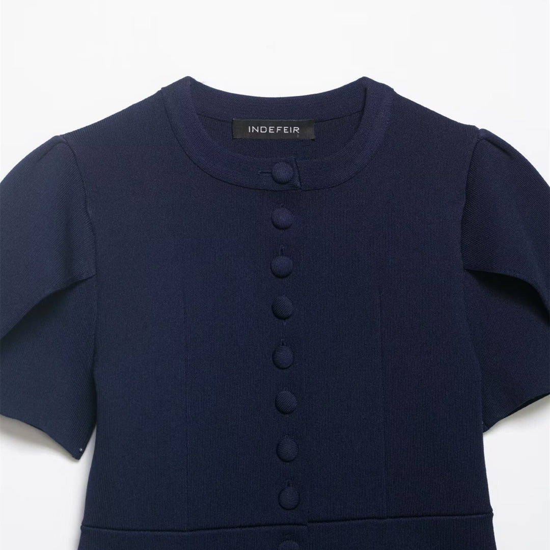 Damebluse med strukturerte puffarmer og knappedetalj Skjora