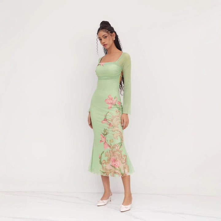 Dame elegant midikjole med blomsterdesign og transparente langermede ermer Skjora