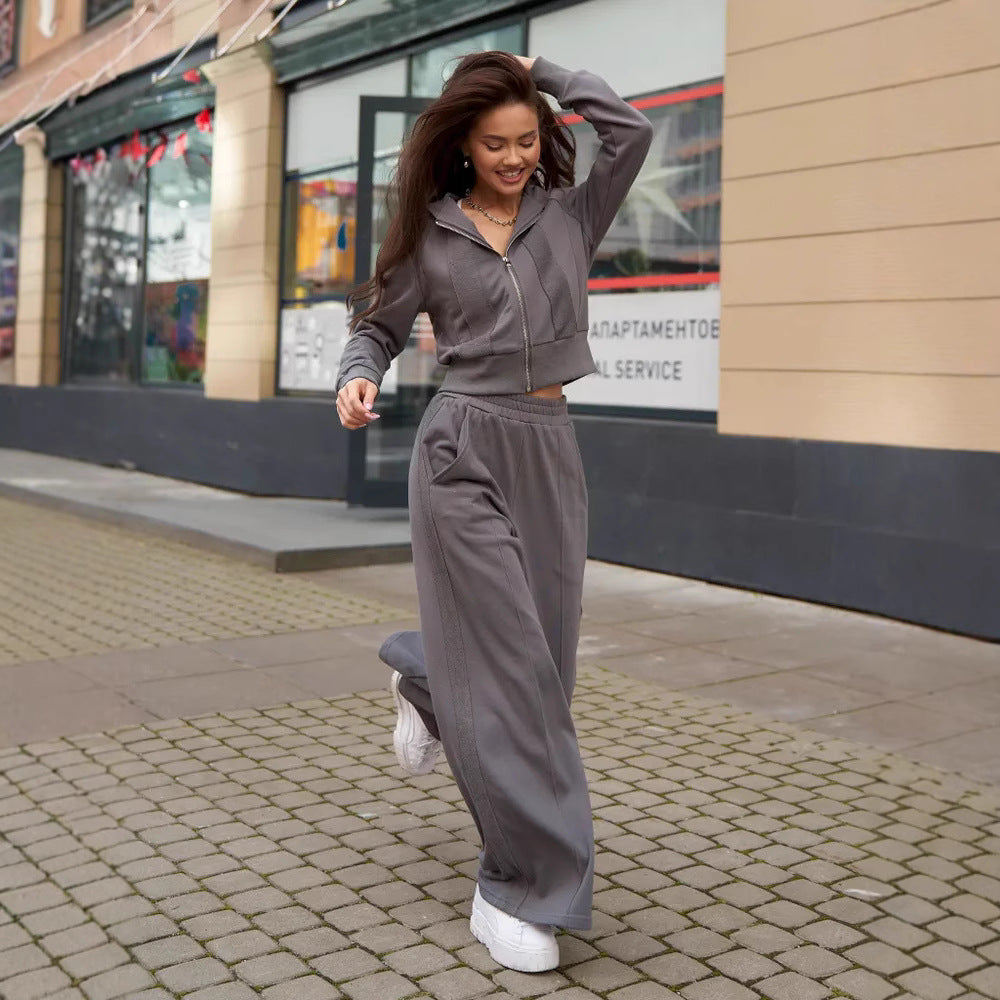 Women's sporty leisure set with cropped sweatshirt jacket and comfortable jogging pants Skjora