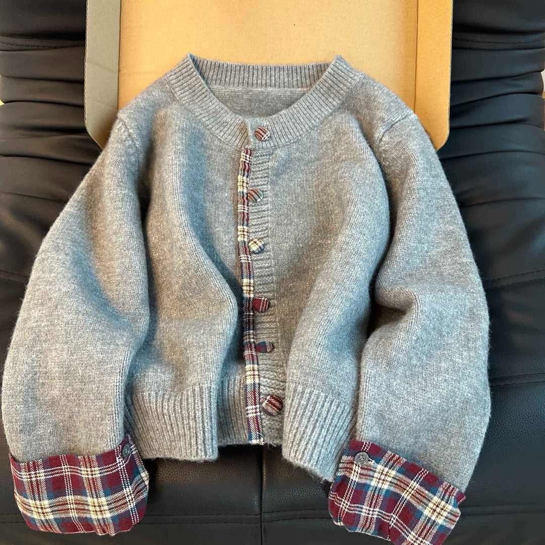 Kvinnens fashionable cardigan med sjakkmønster og praktiske knapper Skjora