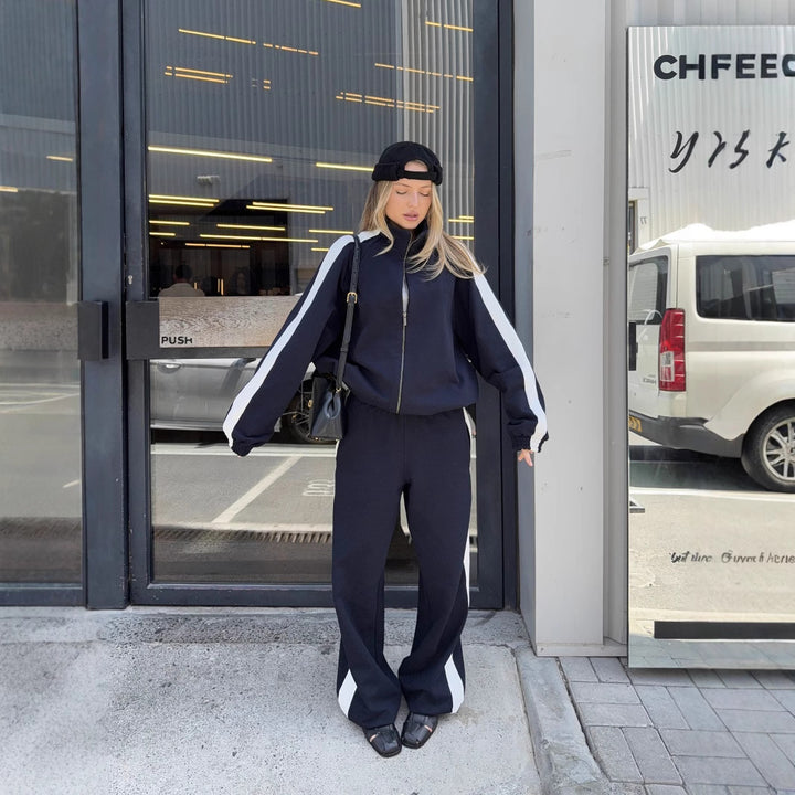 Dame sporty jakke og brede bukser i et moderne utseende med stripedetaljer Skjora