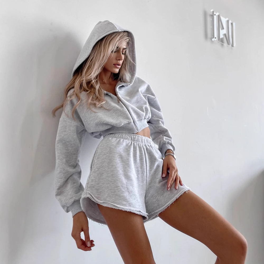 Kvinnelig cropped hettegenser og korte shorts i avslappet design Skjora