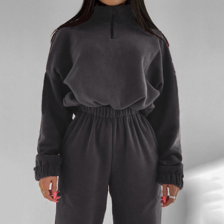 Kvinnes komfortable fleece treningsdress med høy krage og elastiske mansjetter Skjora