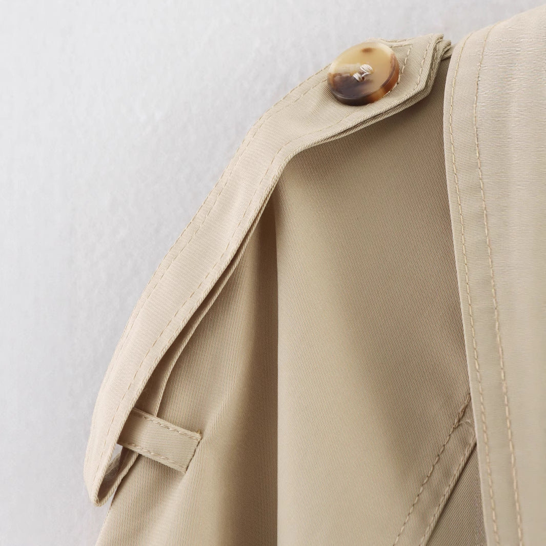Dame moderiktig trenchcoat med asymmetrisk knappestolpe og belte i midjen Skjora