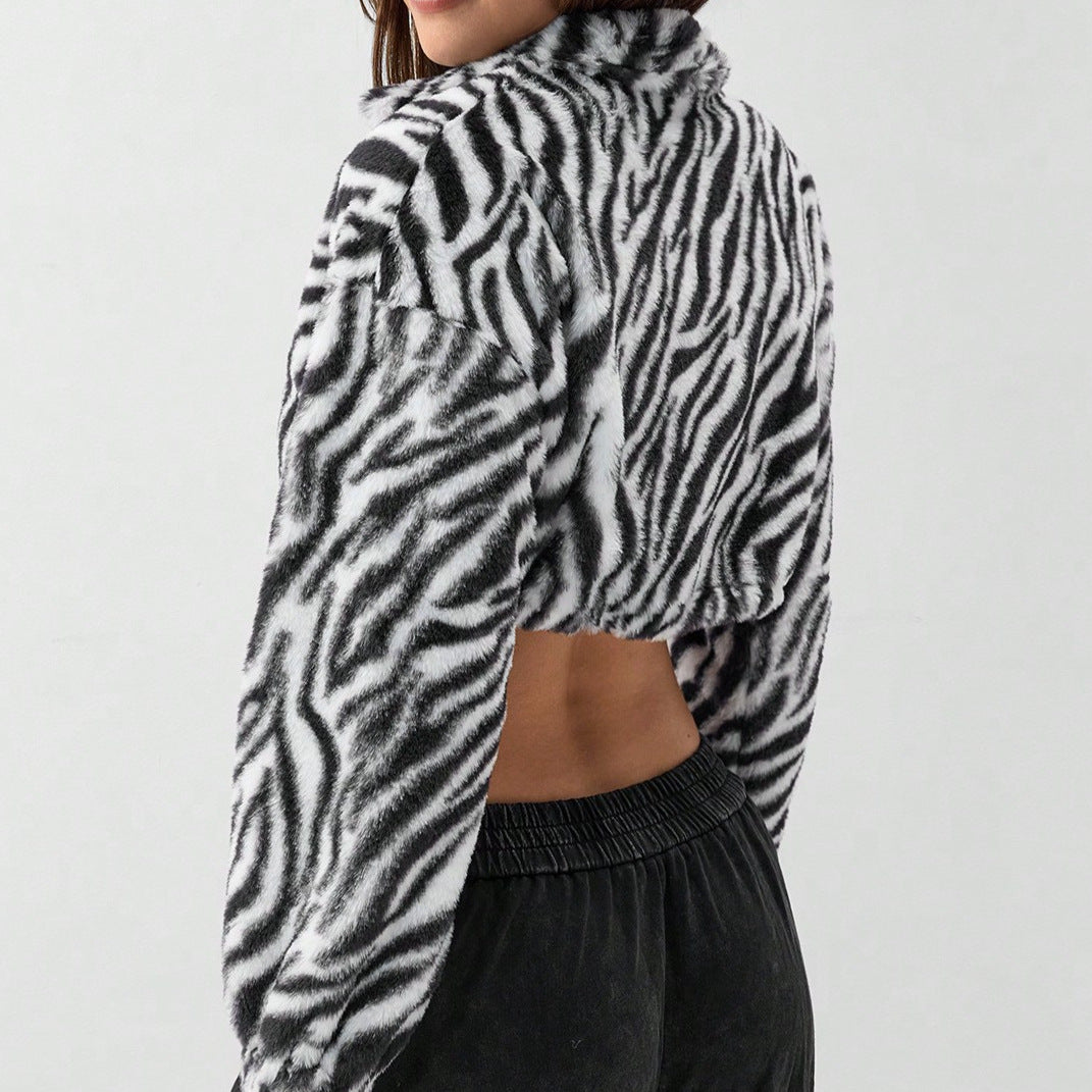 Dame cropped Fleece-jakke med moderne zebra-design og elastiske mansjetter Skjora