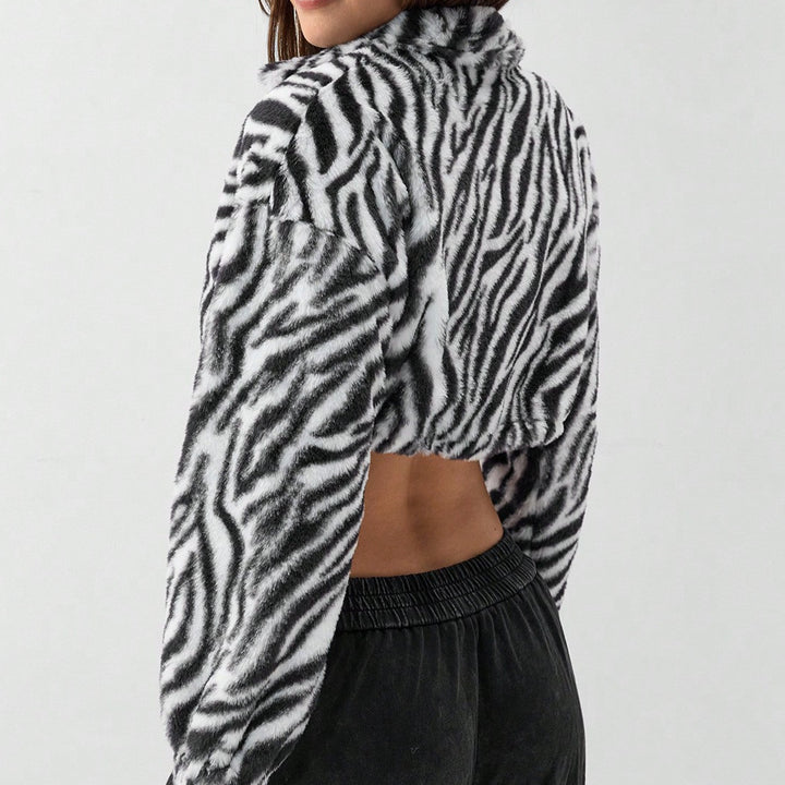 Dame cropped Fleece-jakke med moderne zebra-design og elastiske mansjetter Skjora