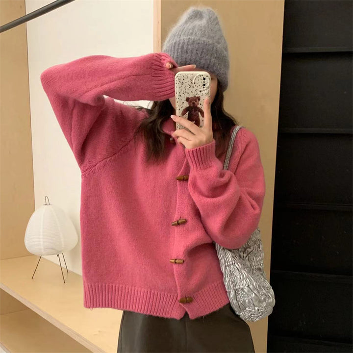 Kvinnens chunky strikket cardigan med praktisk hette og dekorative treskknapper Skjora