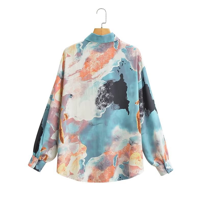 Kvinnens langermede silke bluse med moderne gradient