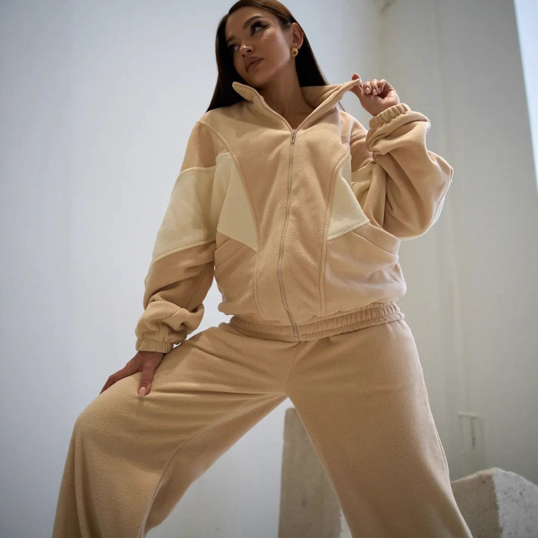 Damer avslappet fleece drakt med sporty passform og store lommer Skjora