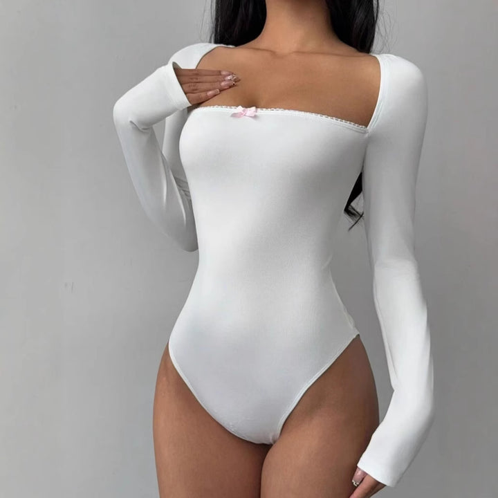Dame Figurtiltende Langermet Bodysuit med elegant utringning Skjora