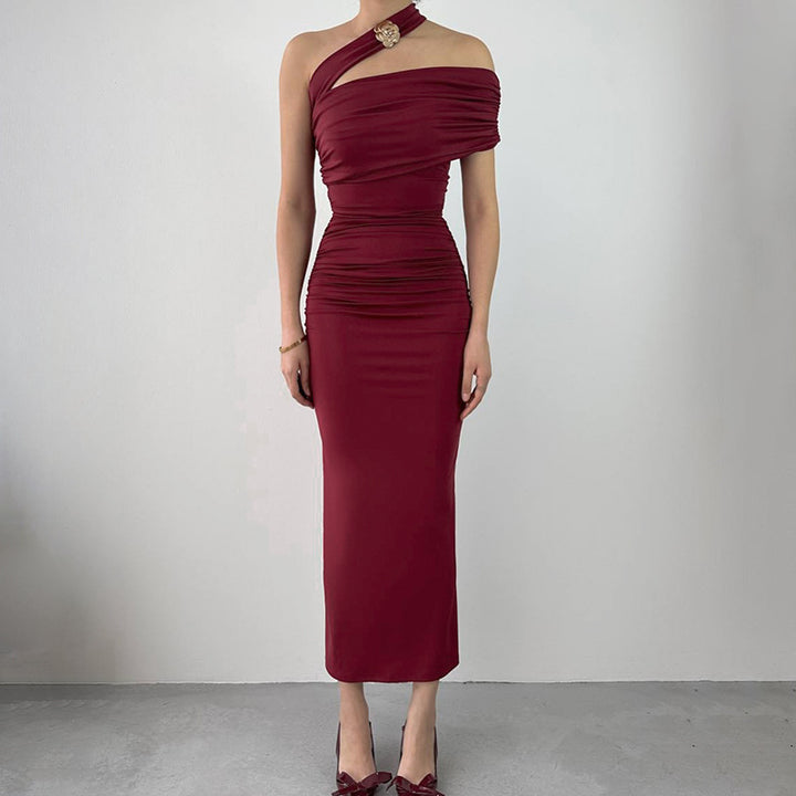 Kvinnens elegante omslag kveldsdrakt med asymmetrisk snitt og figurskapende design