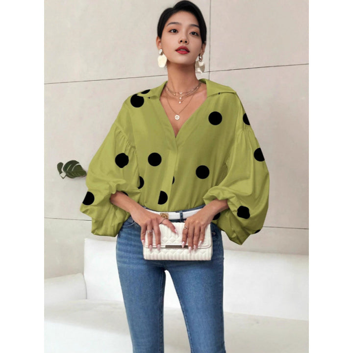Damebluse med voluminøse ballongermer og elegant krage Skjora