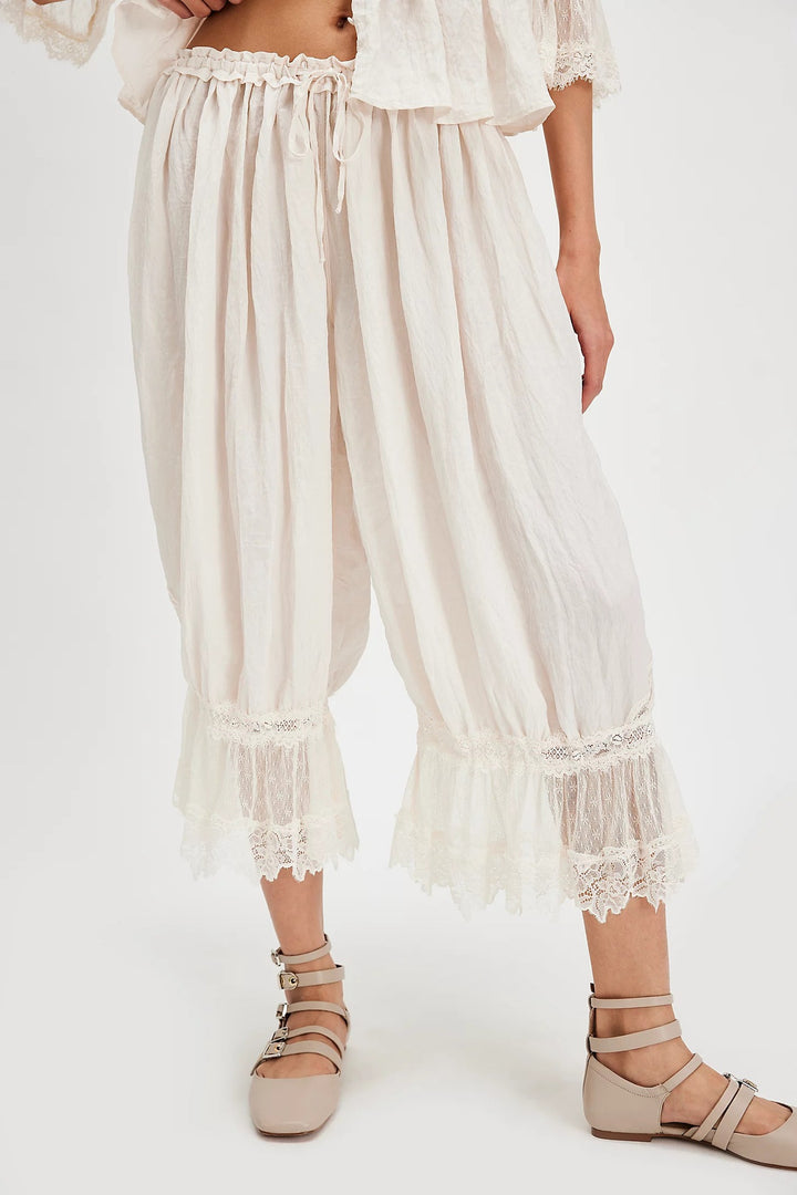 Damer luftig og elegant culotte med spiss dekorasjon Skjora