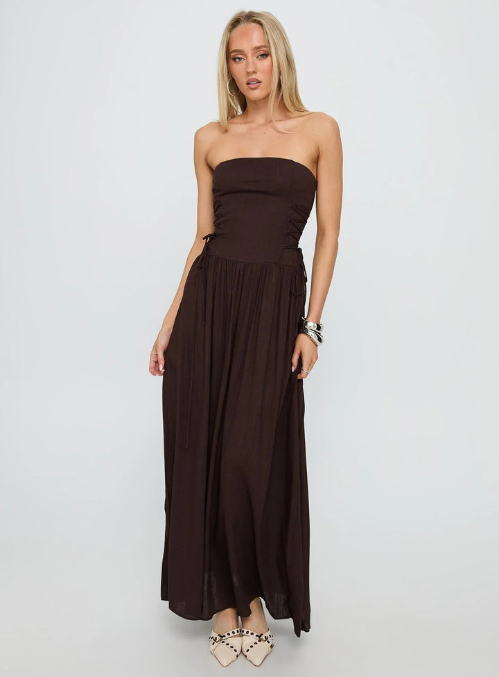Damer maxi-kjole med off-shoulder design og sidesømsdetaljer med volanger Skjora
