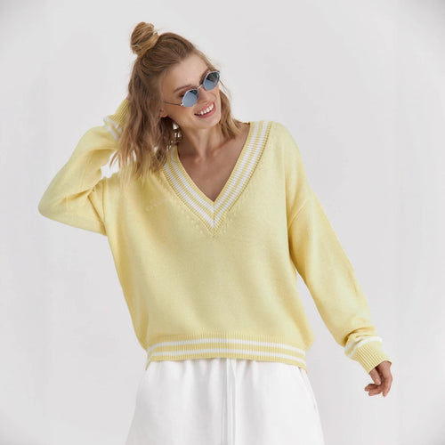 Kvinnes Oversized Strikkegenser med V-hals og Sporty Detaljer Skjora