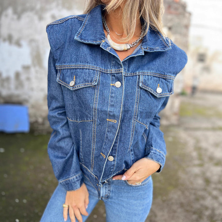 Kvinne denimjakke i en moderne fasong med praktiske lommer og trendy detaljer Skjora