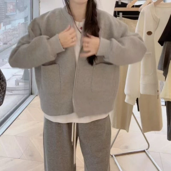 Kvinnens oversized sweatshirtjakke med praktiske lommer og moderne design Skjora