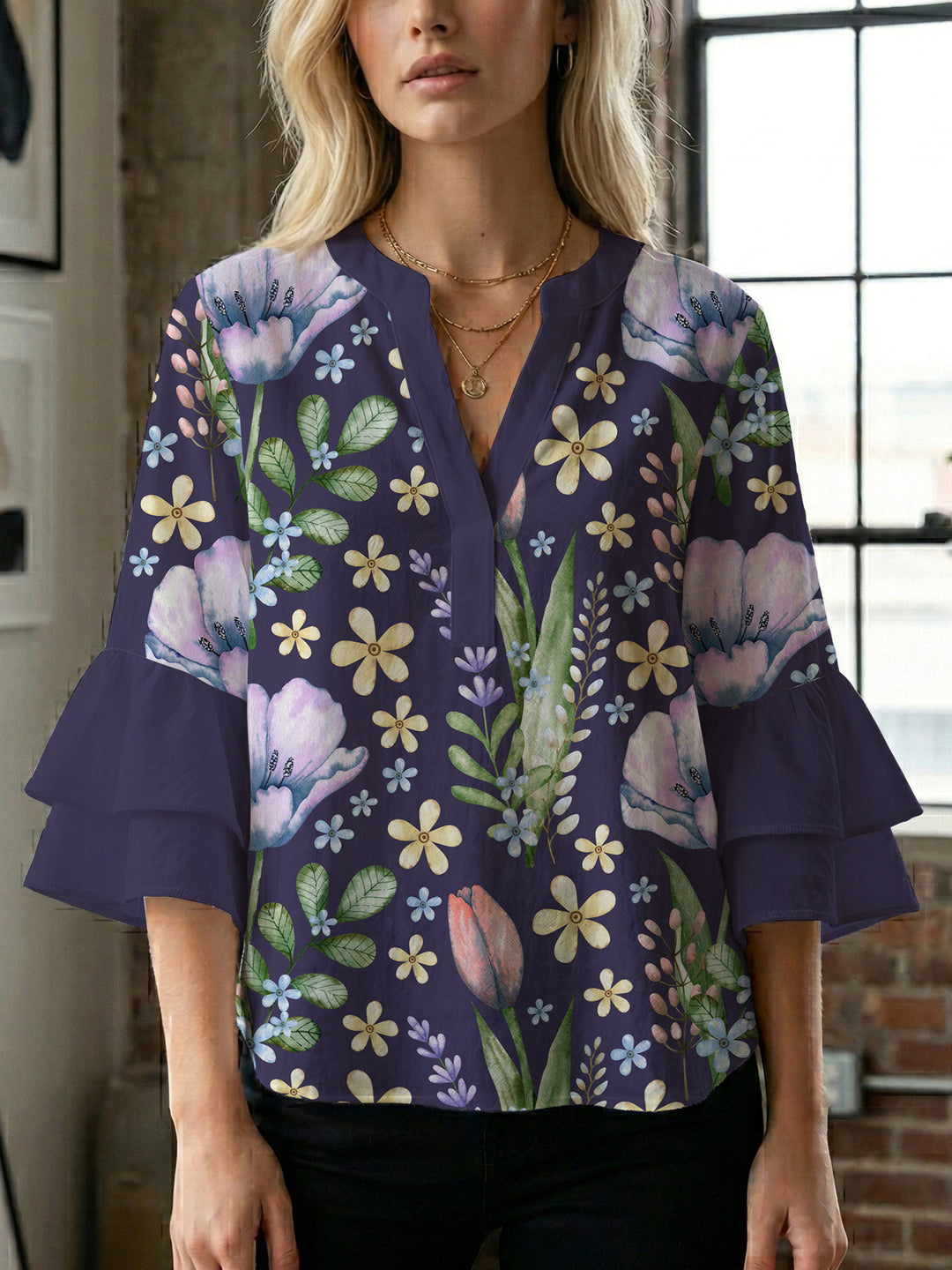 Damebluse med voluminøse ermer og blomsterdesign Skjora