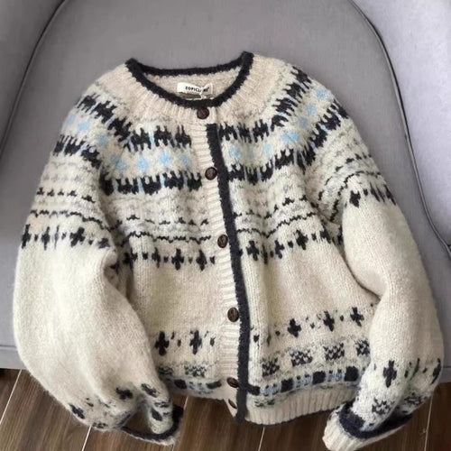 Kvinnens cardigan med tradisjonelt norsk mønster og høykvalitets knapper Skjora