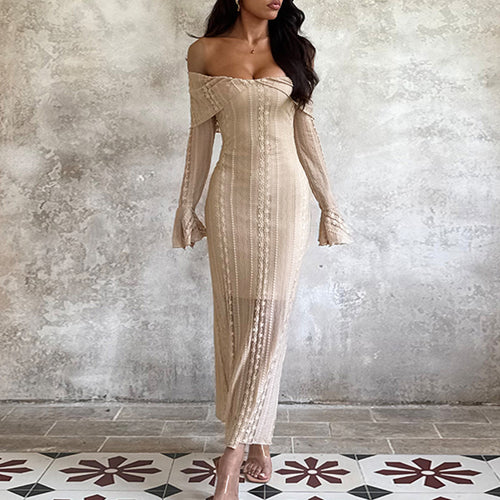 Kvinnens elegante off-shoulder kjole med figursydende design og kne-lengde
