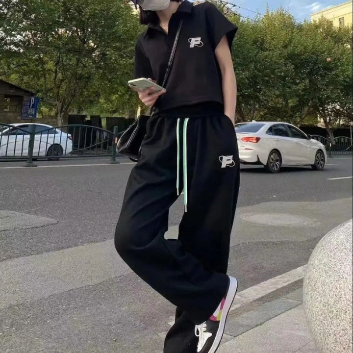 Kvinners sporty sett med kort topp og joggebukser Skjora