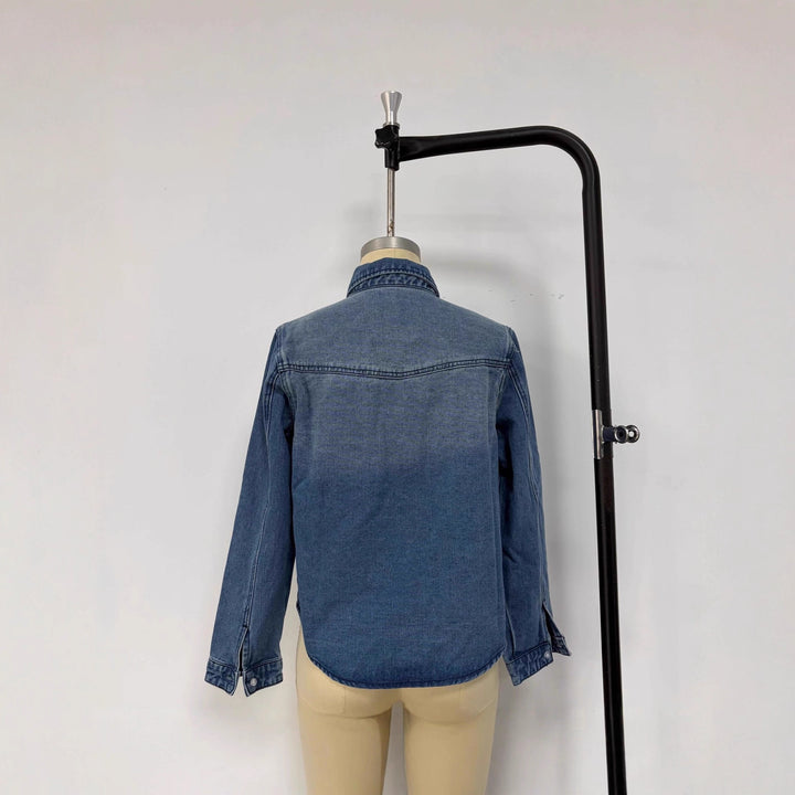 Dame casual denim-bluse med påsydde lommer og lett innsvingt snitt Skjora