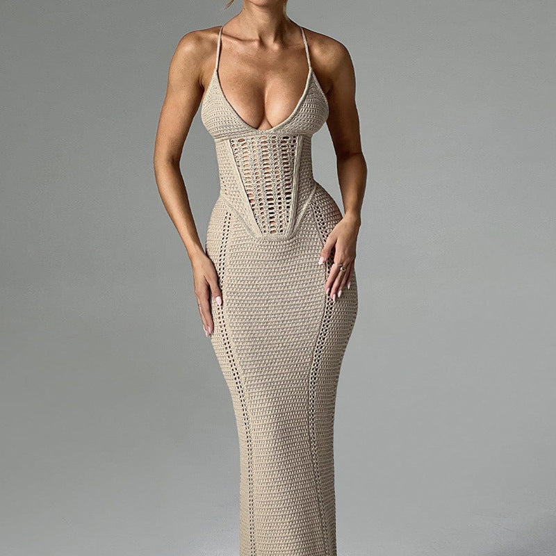 Damen Häkel-Maxikleid mit tiefem V-Ausschnitt und figurbetontem Schnitt Skjora