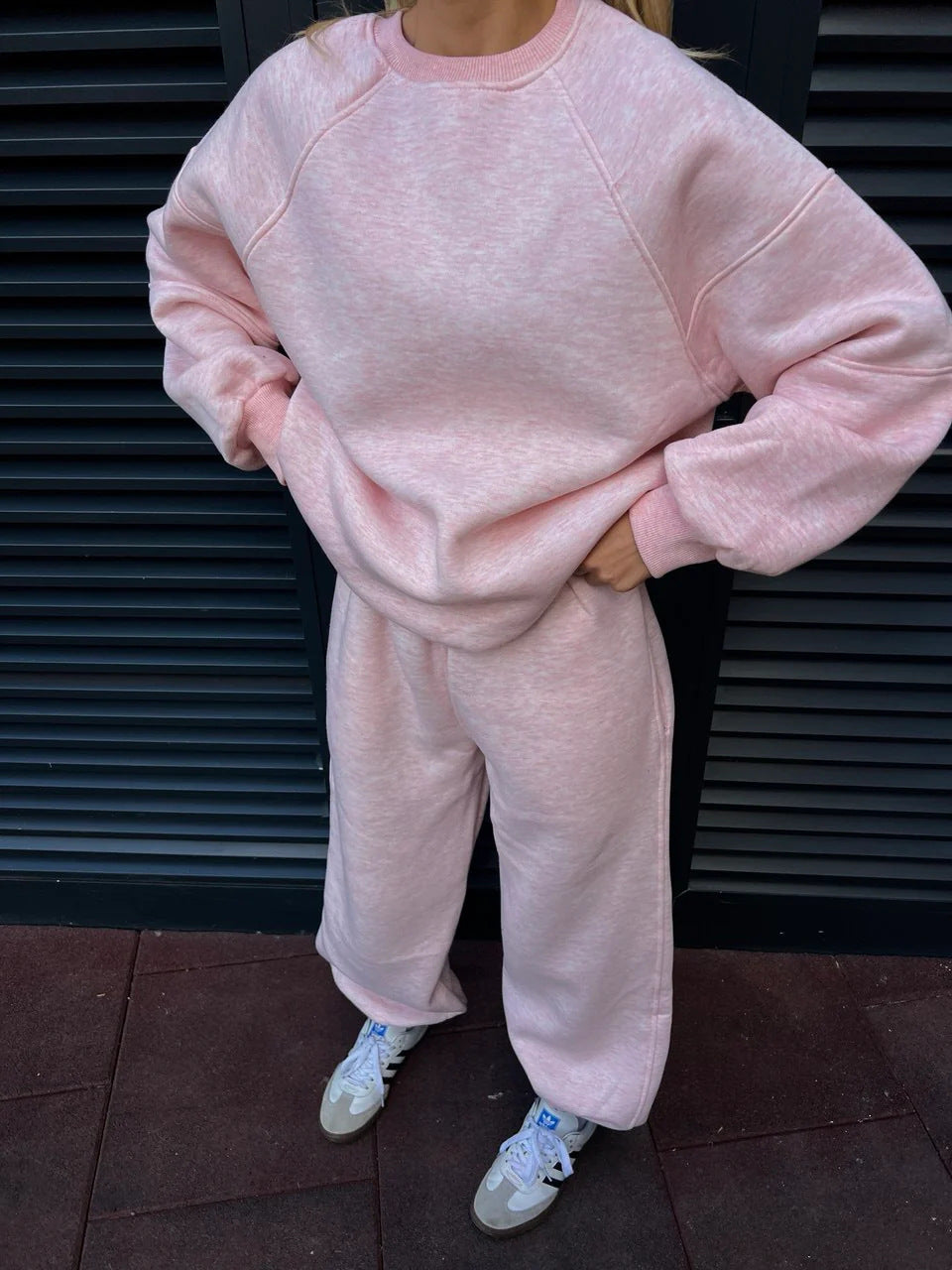 Dame avslappet sweatshirt og vid-kuttet joggebukse sett Skjora