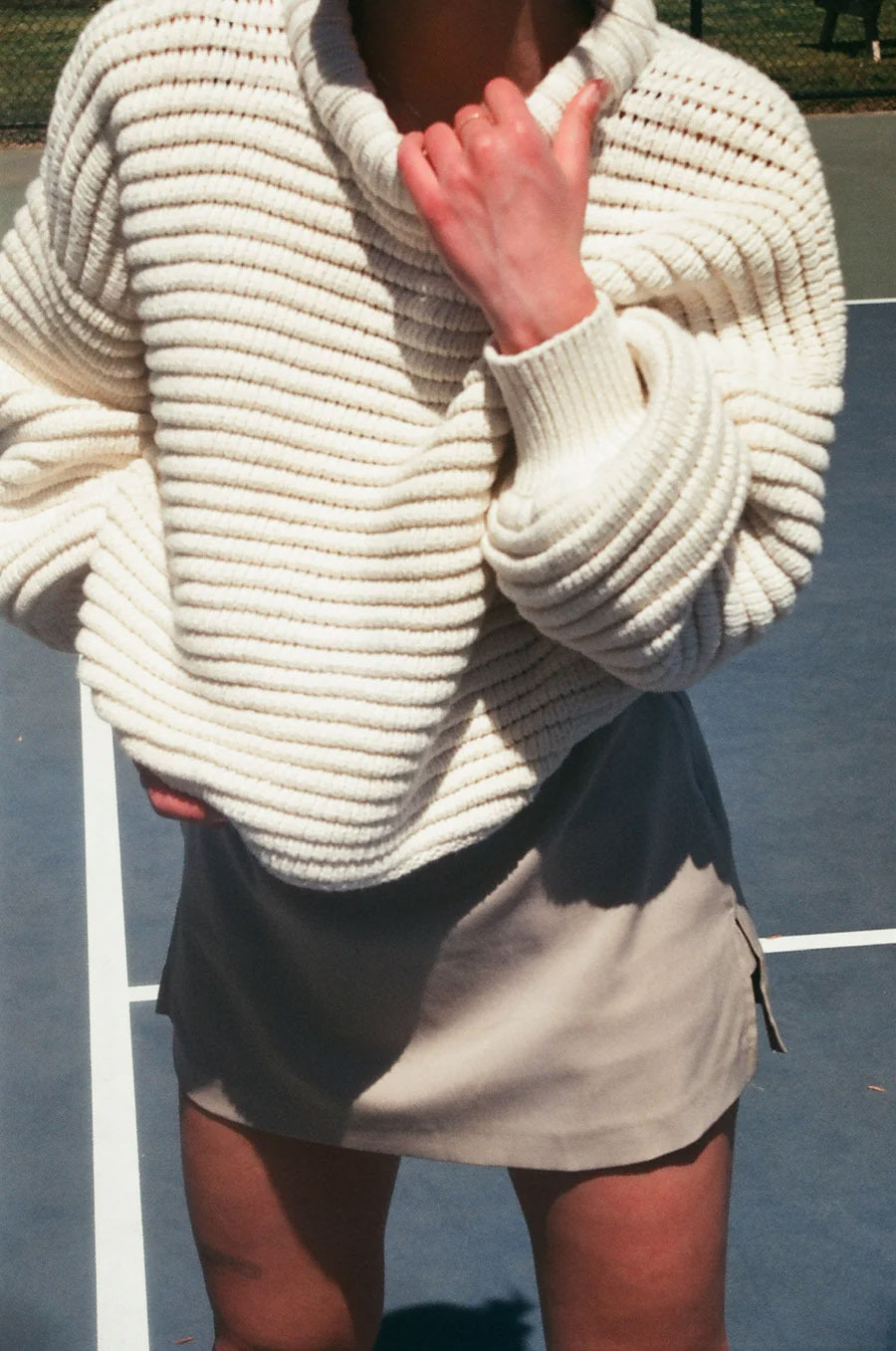 Kvinners løs strikket genser med høy krage og brede ribbede mansjetter Skjora