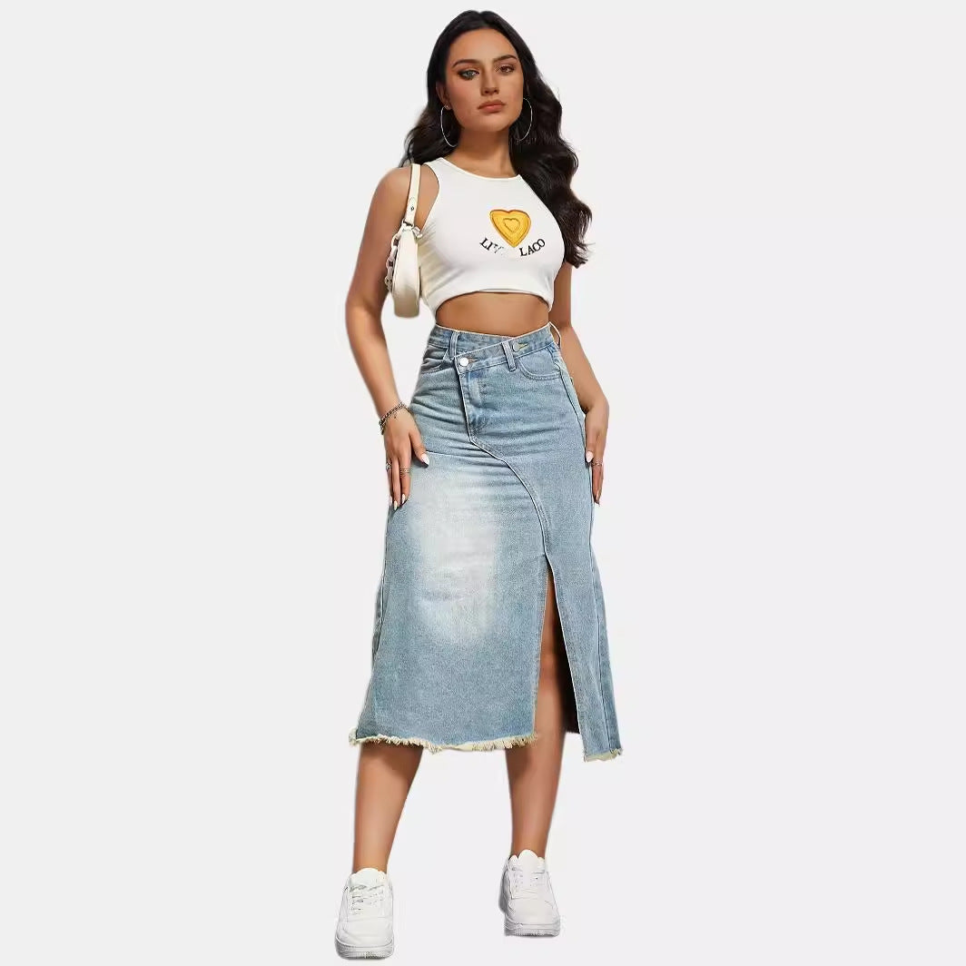 Kvinnens midi denim skjørt med høy midje og stilige frynser nederst