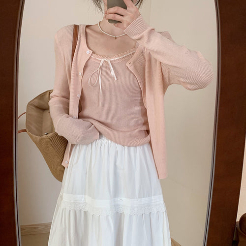 Kvinnelig uformell cardigan med fashionable knappedetaljer og forlengede ermer Skjora