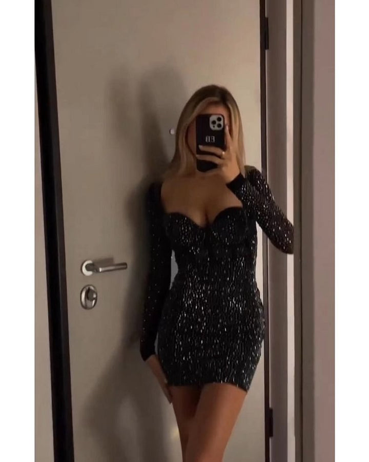 Kvinnenes figurnære blondekjole med dyp V-hals og elegante volanger detaljer Skjora