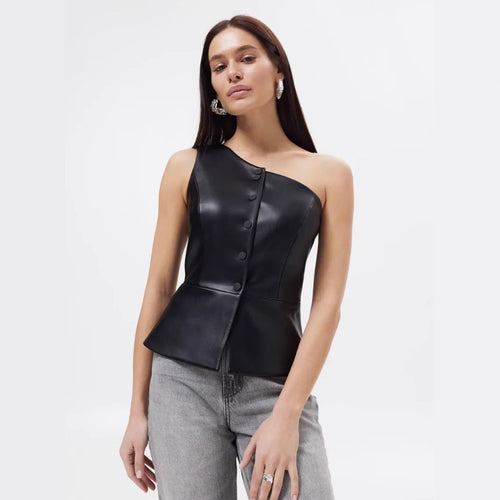 Dame topp laget av høy kvalitet kunstskinn med asymmetrisk snitt og gjennomgående knappestolpe Skjora