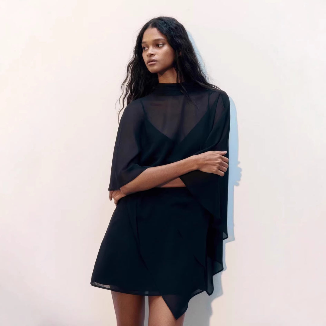 Kvinnelig elegant chiffon tunika med asymmetrisk snitt og flytende design Skjora