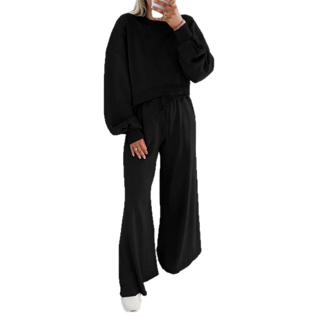 Kvinners komfortable sportsett med uformell kort sweatshirt og vide bukser.