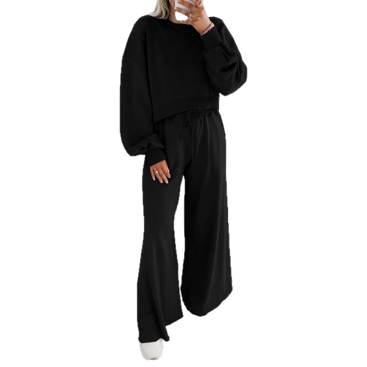 Kvinners komfortable sportsett med uformell kort sweatshirt og vide bukser.