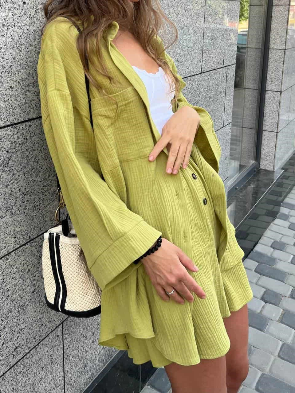 Kvinnes casual kortermet kombinasjonssett med knapp-ned topp og behagelige shorts Skjora