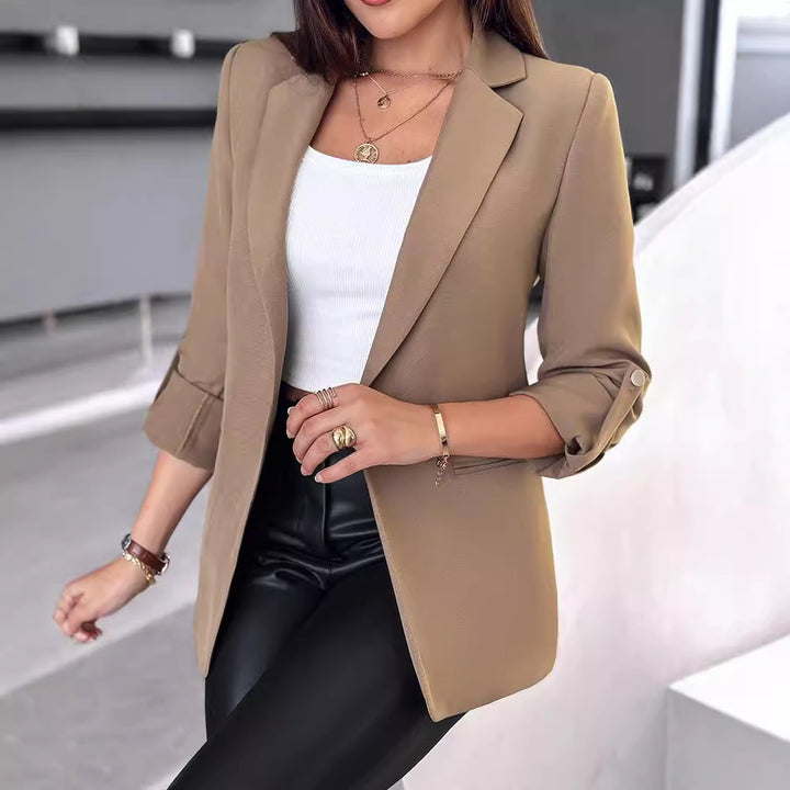 Kvinnelig elegant blazer med høyhalset snitt og fashionable knappdetaljer Skjora
