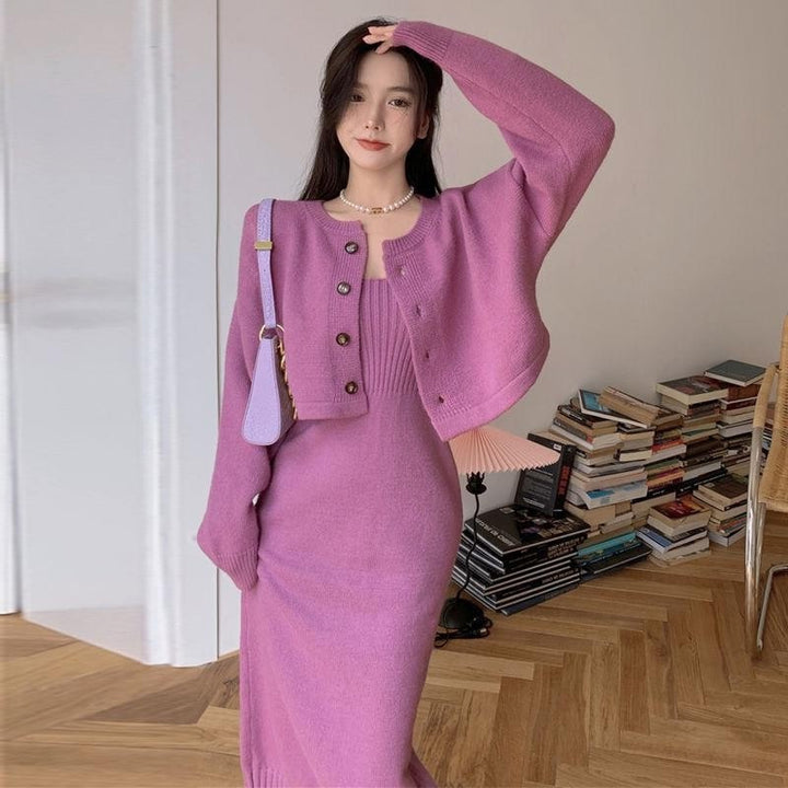 Kvinnes strikket kjole med matchende cardigan og knappedesign Skjora