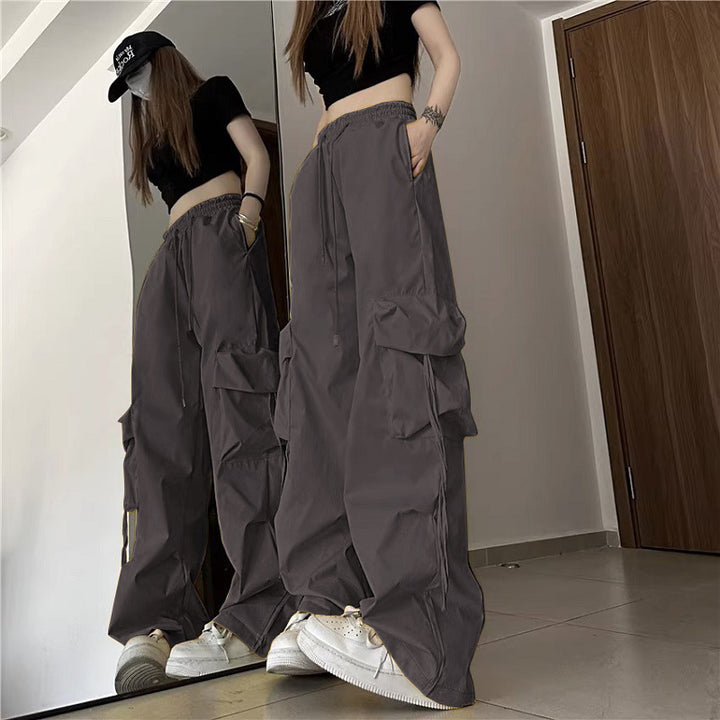Kvinne cargo bukser i urban stil med sidelommer og elastisk livbelte