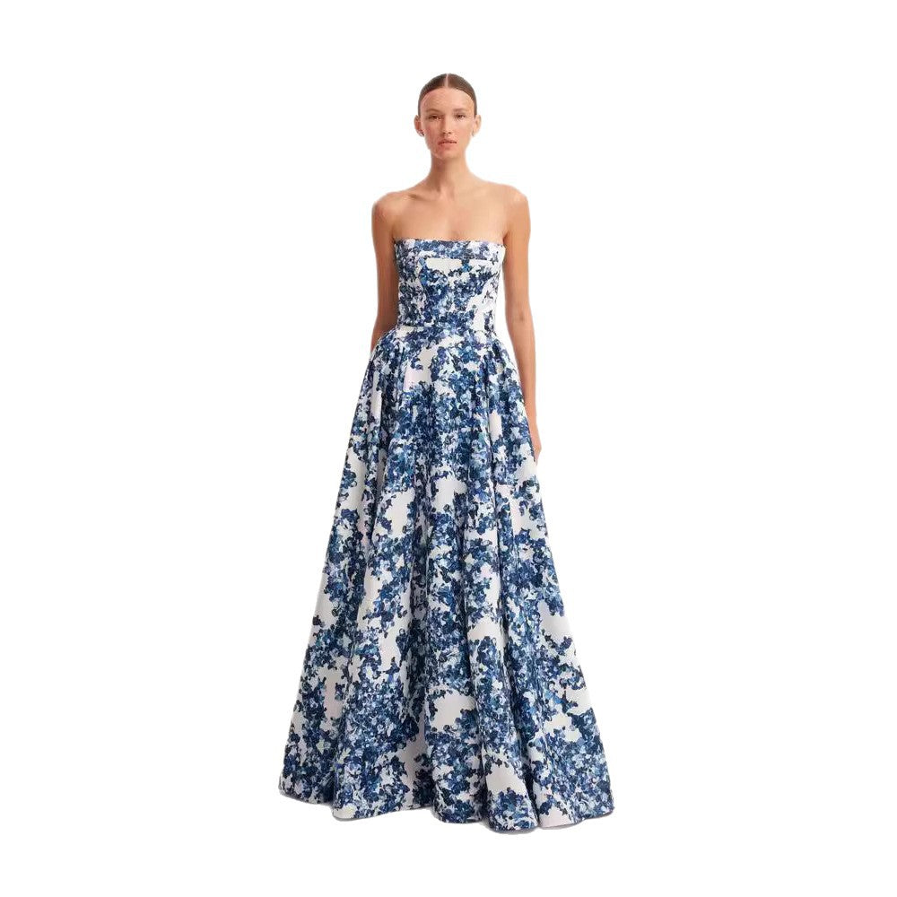 KvinneElegant blomstermønster maxi kjole med av-shoulder design Skjora
