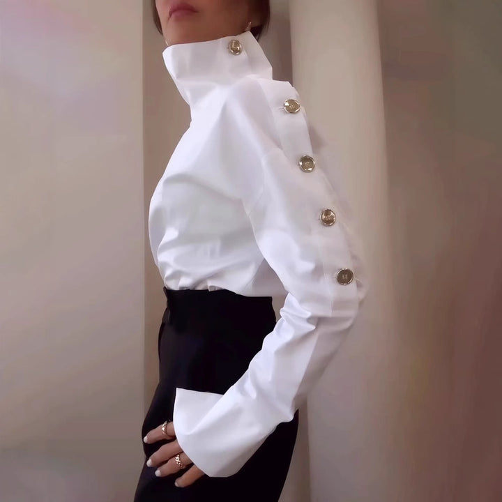 Damebluse med elegante knappdetaljer og høy krage Skjora