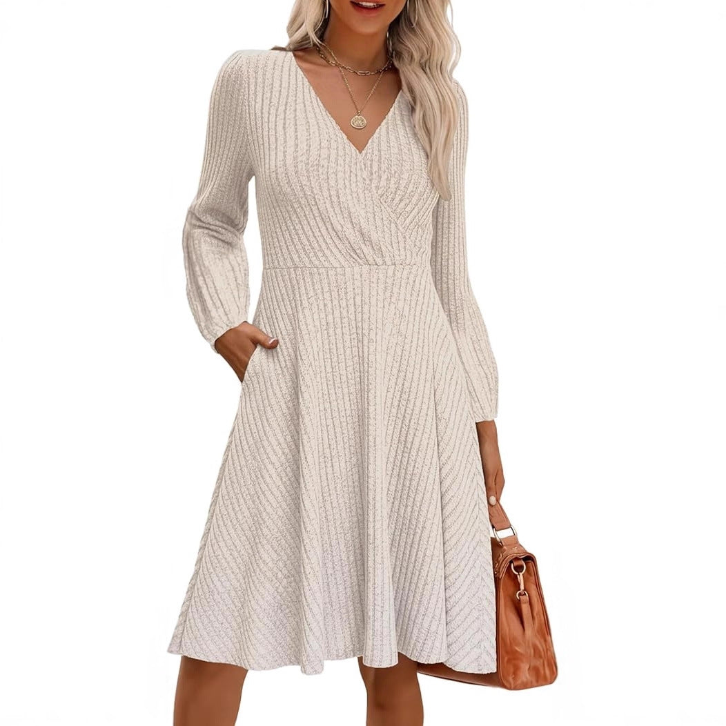 Kvinnes elegant viskose mini kjole med strukturert topp og voluminøse ermer Skjora