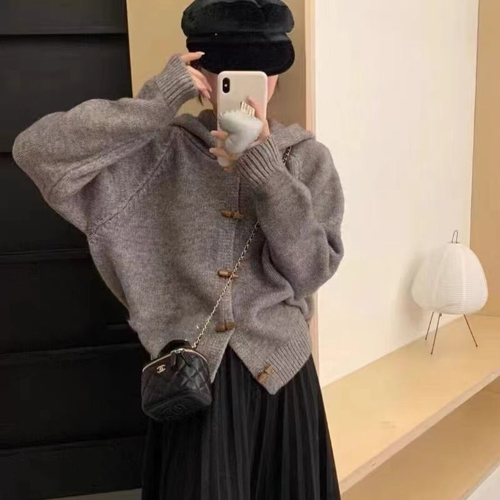 Kvinnens komfortable cardigan med hette og detaljer i treknapper Skjora