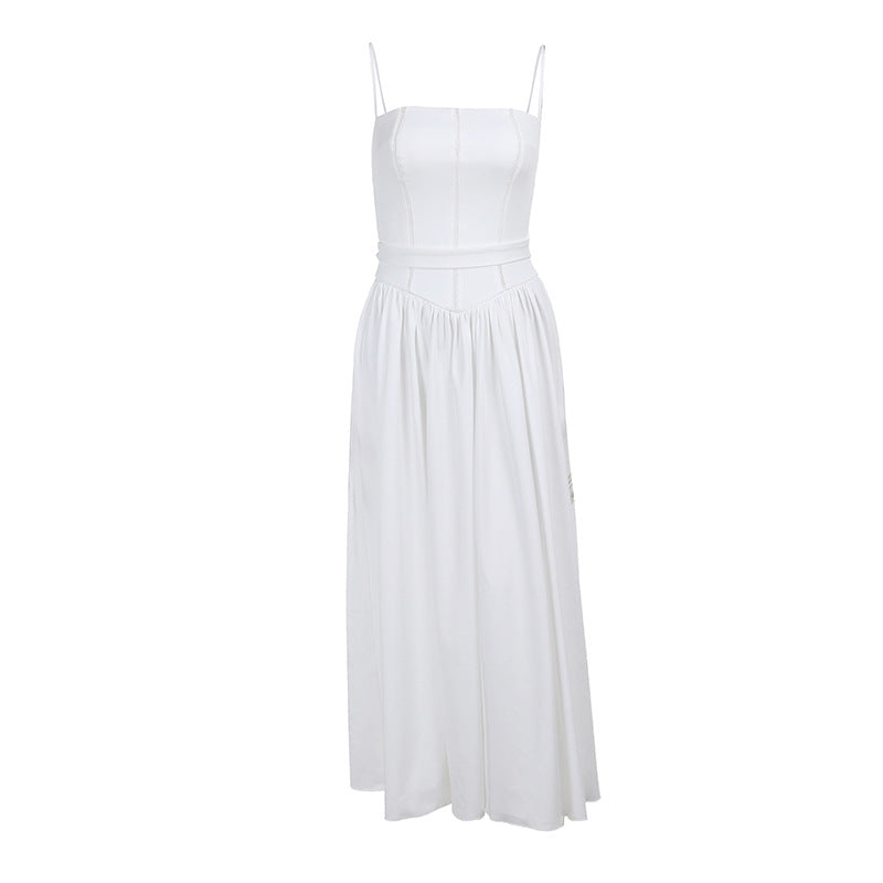 Kvinnens elegante maxikjole med slim passform og samlet design i midjen
